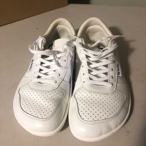 Be Lenka size 38 white “Champ” barefoot sneakers - Brand New with tags and box